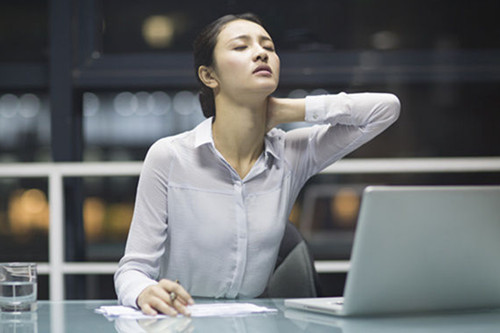 Cách bài trí này sẽ vừa tiện ích cho công việc vừa không bắt mắt của bạn phải làm việc quá nhiều khi tìm kiếm đồ vật. Ảnh: laozongyi.