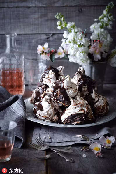 Lớp kem thơm ngậy được phủ sốt sôcôla sẽ là món ăn tráng miệng tuyệt vời nhâm nhi cùng cốc trà nóng trong ngày Đông giá rét.