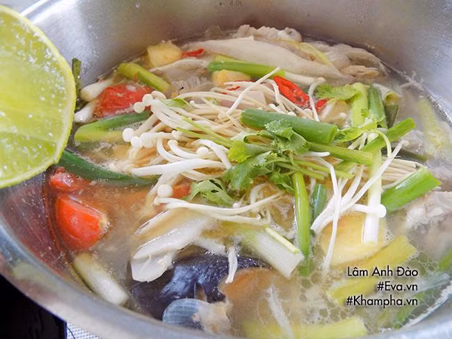 Bây giờ cho nước cốt chanh, ớt và hành ngò vào là hoàn tất. Bây giờ cho nước cốt chanh, ớt và hành ngò vào là hoàn tất.