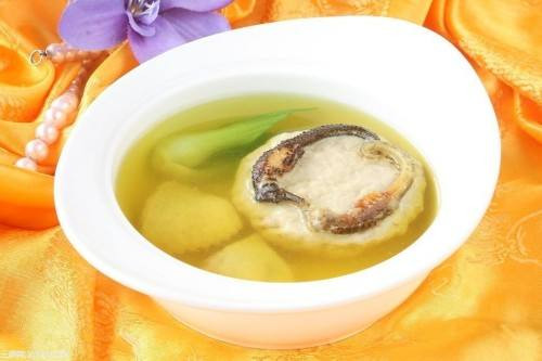 Những người ăn uống kém, không nên vừa ăn cơm vừa ăn canh để tránh ảnh hưởng đến khả năng nạp lượng thức ăn vào cơ thể. Ảnh: baoha5.