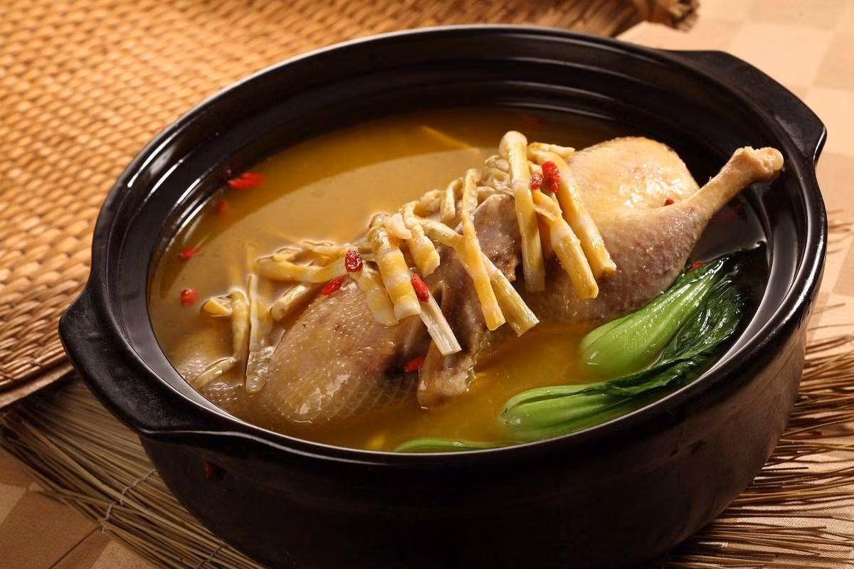 Trong canh cố gắng cho ít muối và mì chính, đặc biệt là những món canh rong biển tôm nõn, rong biển sườn không nên cho nhiều muối. Ảnh: nmgcb.