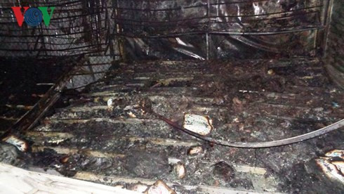 Hàng hóa phía trong các ki ốt bị đốt thành than.