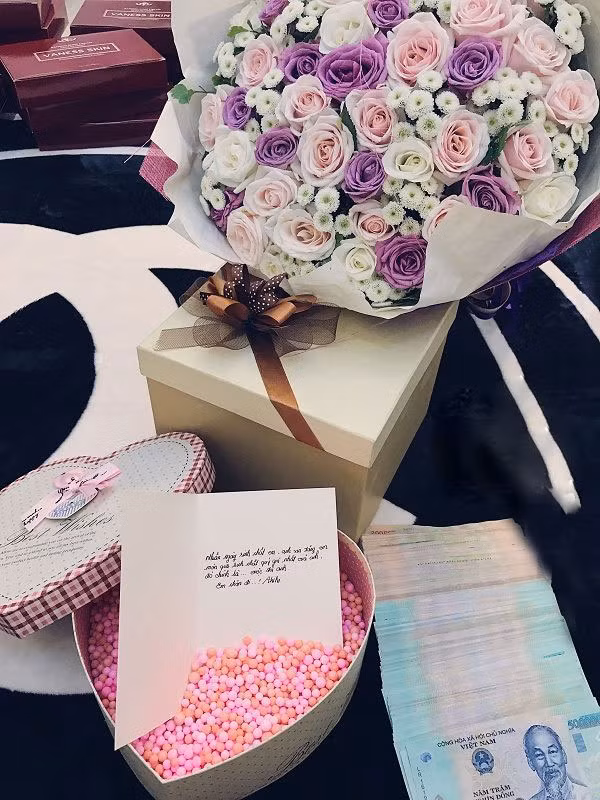 Người chồng tặng vợ món quà là 80 triệu đồng trong chiếc hộp hình trái tim. Ảnh: I.T