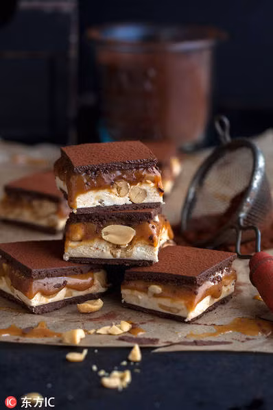 Hay miếng bánh kem tươi mềm mướt với lớp sôcôla kèm hạnh nhân bùi ngậy cũng là sự lựa chọn tuyệt với cho món tráng miệng.