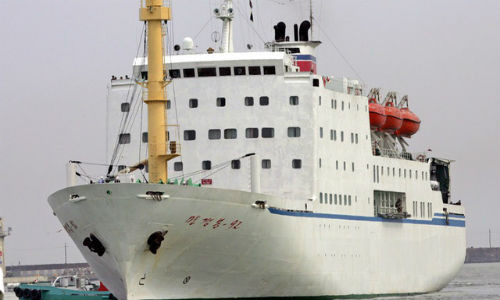 Phà Mangyongbong-92 nối Triều Tiên và Nga - Ảnh: REUTERS