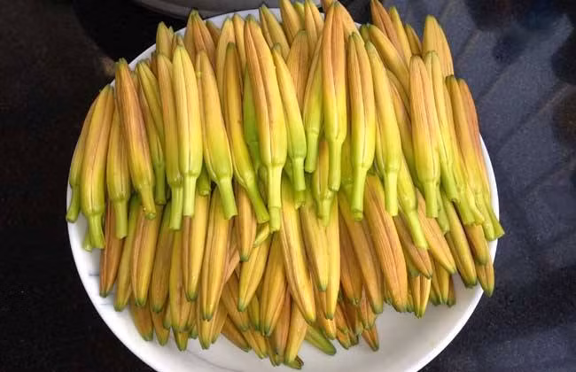 Hoa hiên vàng tươi: Đây không phải là loại thực phẩm tươi an toàn cho sức khỏe. Khi hoa còn tươi sẽ chứa hàm lượng lớn colchicin, sau khi ăn sẽ chuyển đổi thành colchicine, gây đau đầu, chóng mặt, buồn nôn hoặc khó chịu đường tiêu hóa.