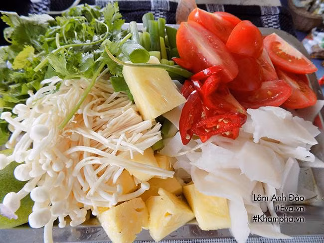 Bước 1: Măng tây, dứa thái miếng vừa ăn. Cà chua thái múi. Hành, ngò gai, ngò ta thái rối. Ớt sừng thái lát. Bước 1: Măng tây, dứa thái miếng vừa ăn. Cà chua thái múi. Hành, ngò gai, ngò ta thái rối. Ớt sừng thái lát.