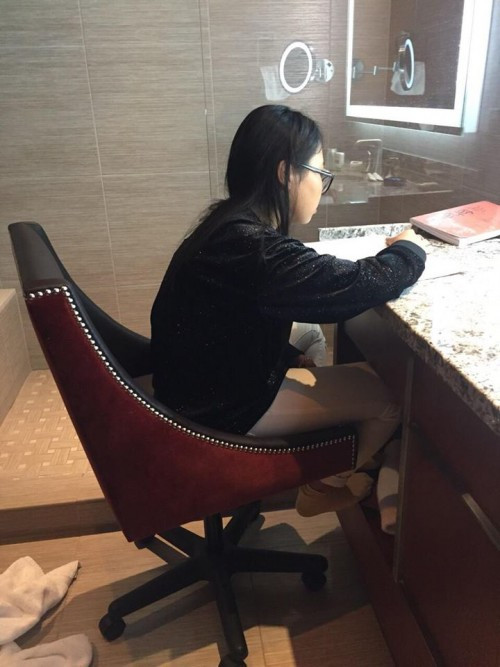 Loạt ảnh giọng ca Quê em mùa nước lũ chăm chỉ học bài trong toilet khiến fan không khỏi xót xa.