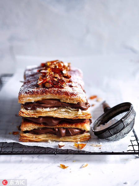 Hoặc nhâm nhi cốc trà nóng kèm những chiếc bánh với lớp vỏ giòn kẹp sôcôla và hạnh nhân đều là sự lựa chọn không tồi cho ngày Đông giá buốt.