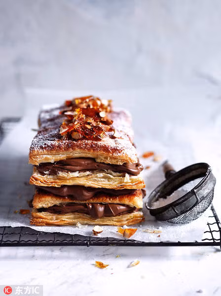 Hoặc nhâm nhi cốc trà nóng kèm những chiếc bánh với lớp vỏ giòn kẹp sôcôla và hạnh nhân đều là sự lựa chọn không tồi cho ngày Đông giá buốt.