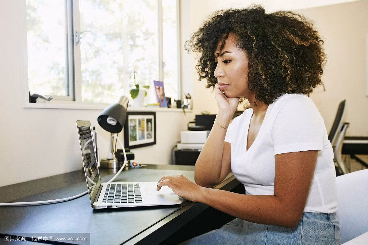 Nhỏ thuốc nhỏ mắt thường xuyên. Đây là chính nước mắt nhân tạo giúp giảm khô mắt có hiệu quả tức thì. Ảnh: vcg.