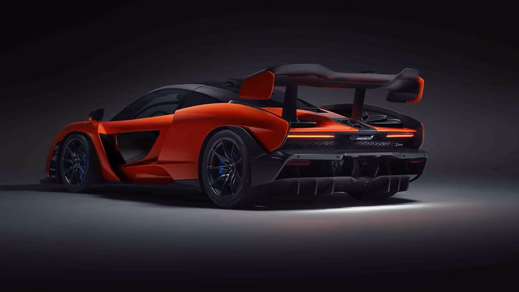 Khung xe Monocage III sợi carbon là cốt lõi của McLaren Senna, phát triển dựa trên cấu trúc nền tảng của McLaren 720S. Đây là mẫu xe monocoque mạnh nhất từng được McLaren chế tạo để chạy hàng ngày.