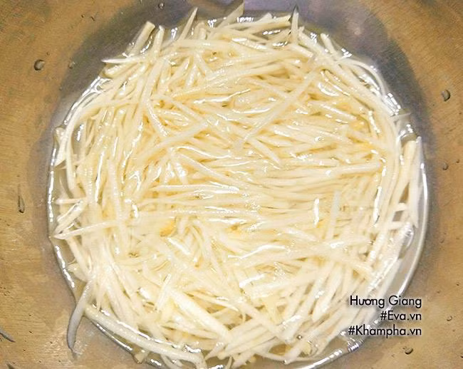 Bước 2: Vôi bột cho khoảng 2 lít nước rồi để cho nước lắng trong, chắt lấy nước vôi trong sau đó đổ vào tô khoai, ngâm khoai khoảng 2 tiếng để khoai được cứng.