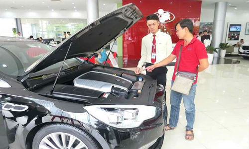 Trong khi xe nhập khẩu khan hàng thì xe sản xuất, lắp ráp tại Việt Nam lại không thiếu. Trong ảnh: Khách hàng đang tìm mua ô tô. Ảnh: QUANG HUY