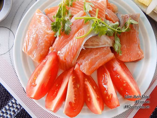 Cá fillet cũng rửa sạch cắt miếng vừa ăn xếp ra đĩa. Cá fillet cũng rửa sạch cắt miếng vừa ăn xếp ra đĩa.