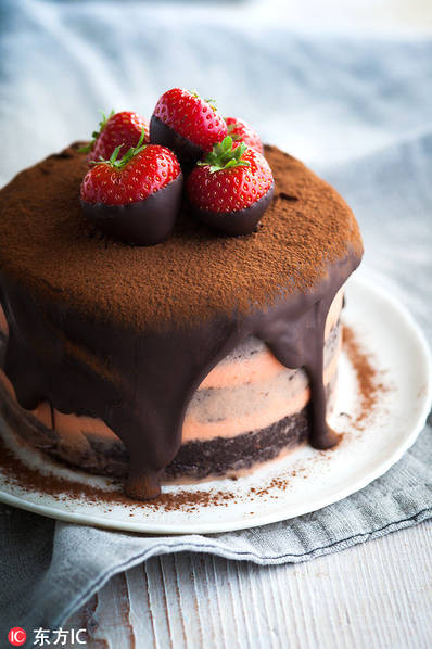 Bánh sôcôla kem tươi với dâu tây nhìn không nỡ ăn.