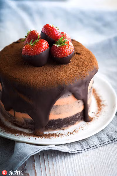 Bánh sôcôla kem tươi với dâu tây nhìn không nỡ ăn.