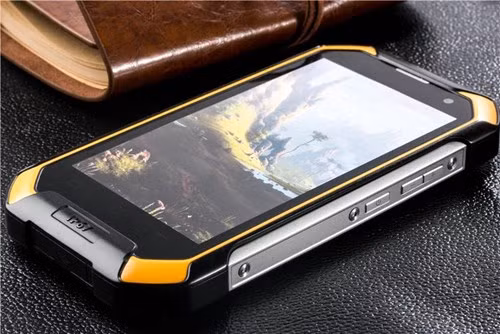 Blackview BV6000 có thiết kế đạt chuẩn siêu bền công nghiệp IP68, đồng nghĩa với khả năng lặn sâu, phần khung máy hầm hố còn giúp an toàn cho các linh kiện bên trong cả khi người dùng vô tình rơi rớt, va đập hoặc khi sử dụng trong môi trường bụi bặm. Ảnh: PCWorld.