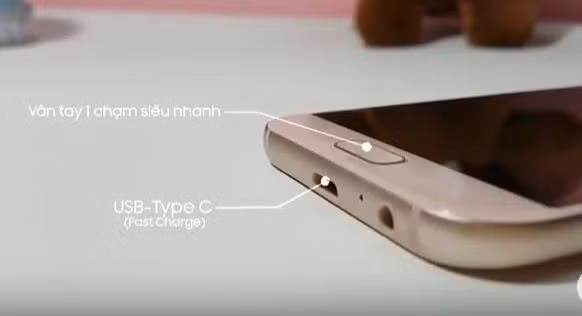 Cảm biến vân tay ở nút home được đánh giá nhanh so với các phiên bản trước. Ảnh: Samfan Vietnam/Youtube.