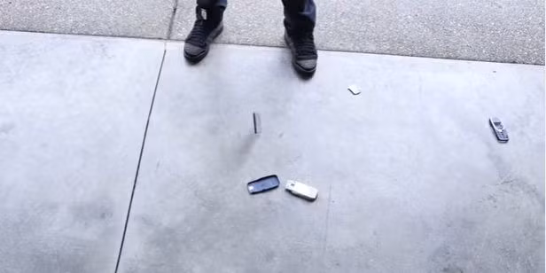 Bàn phím và cả pin của Nokia 3310 đều bị rơi ra ngoài.