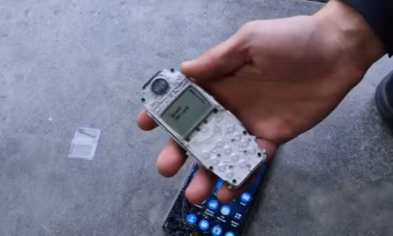 Lần này, Nokia 3310 vẫn còn "sống" nhưng không thể sử dụng được nữa.