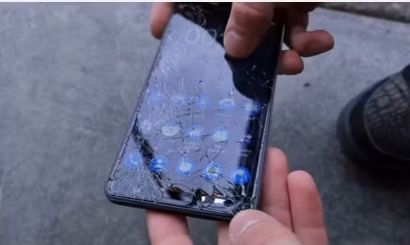 Mặt khác, dù đã khá "tơi tả" nhưng chiếc Nokia 6 vẫn hoạt động được.