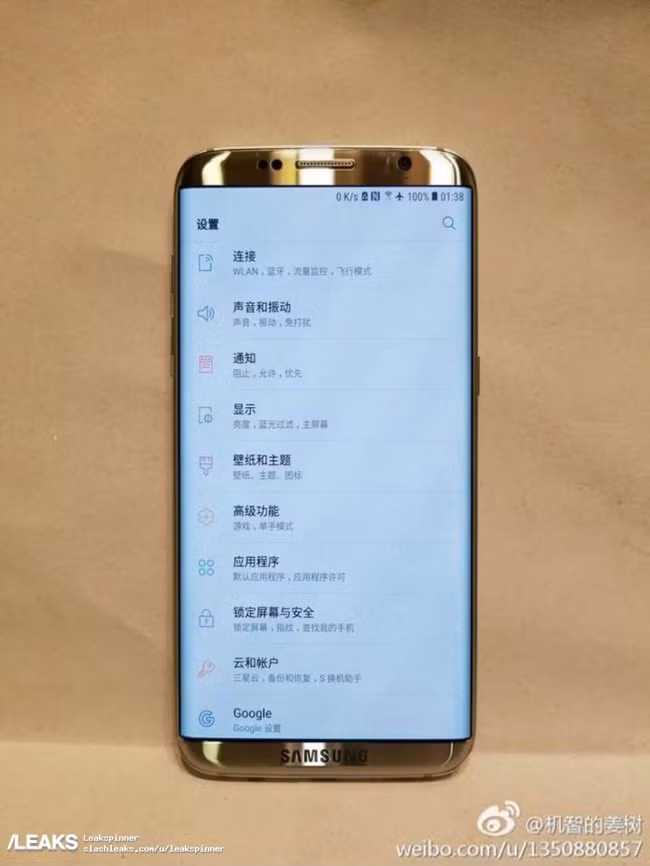 Galaxy S8 Plus với màn hình 6.2 inch và không còn nút cảm biến vật lý trên máy. Logo Samsung in đen nổi trên nền vàng tuyệt đẹp.