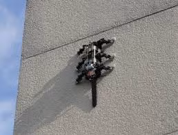 Đây là RiSE V2 thực hiện leo thẳng theo chiều dọc của một tòa nhà 3 tầng.