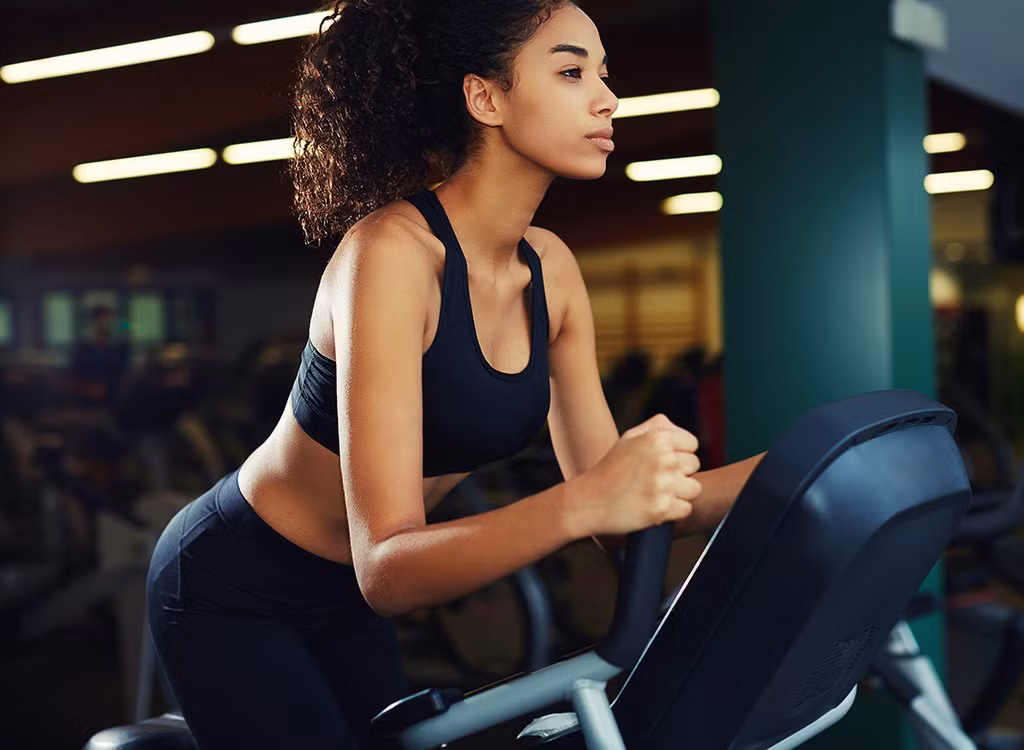 Một trong những sai lầm khi tập gym khiến bạn càng tập càng béo là bạn quá dựa dẫm vào gym mà quên đi chế độ ăn uống của mình. Theo nghiên cứu của Đại học Aiona State, Mỹ, sau 3 tháng tập chạy bộ mà bạn không thay đổi chế độ ăn thì cân nặng của bạn không hề giảm đi. Thậm chí, vì cảm thấy ngon miệng hơn, nhiều người sau khi đi tập gym về ăn nhiều hơn, dẫn tới hậu quả là càng lên cân.