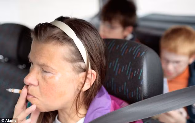 Nhiều cha mẹ ngạc nhiên vì sao giữ gìn rất cẩn thận mà con vẫn bị viêm phế quản. Bạn có bao giờ để ý tới nguyên nhân trong nhà mình có người thường xuyên hút thuốc gần con?