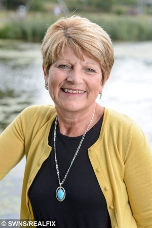 Bất chấp nỗi đau mất chồng và cha mẹ vì ung thư, bản thân cũng 5 lần bị ung thư, bà Sharon Twyman khiến mọi người cảm phục bởi tinh thần lạc quan và sự dũng cảm chiến đấu với bệnh hiểm nghèo của mình.