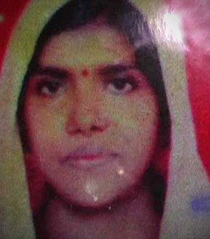 Bác sĩ do de làm dút dàu em bé, bỏ chét nguòi mẹ