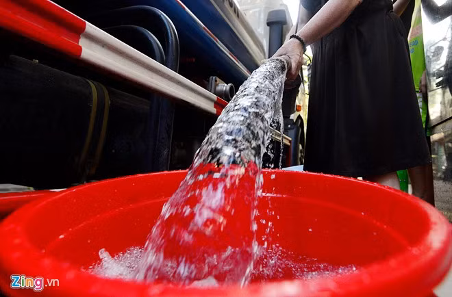 Canh nguoi Ha Noi do xo di xach nuoc vi... mat nuoc-Hinh-9