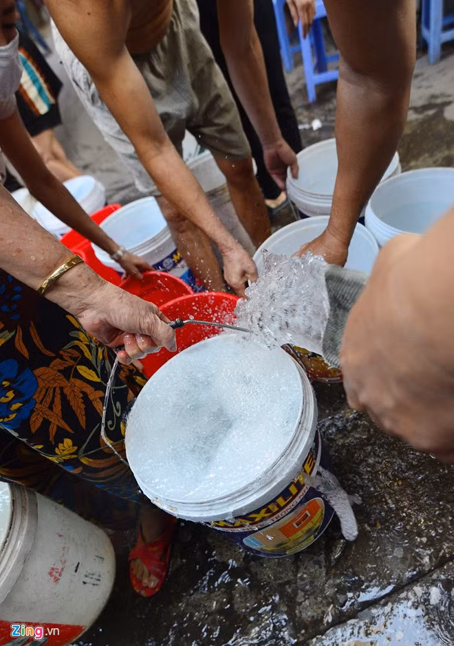 Canh nguoi Ha Noi do xo di xach nuoc vi... mat nuoc-Hinh-8