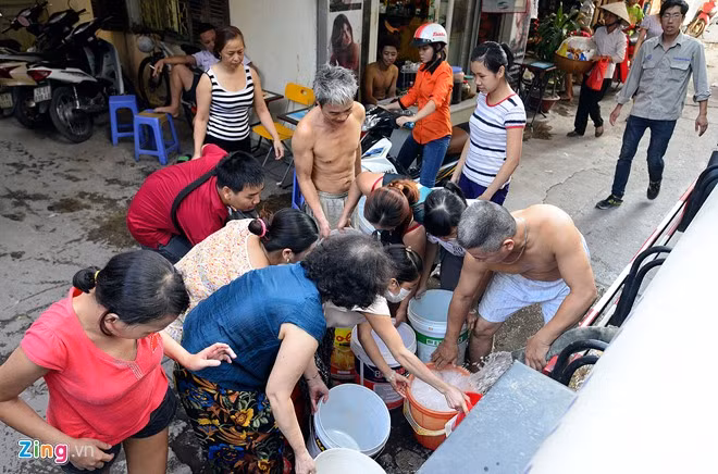 Canh nguoi Ha Noi do xo di xach nuoc vi... mat nuoc-Hinh-7