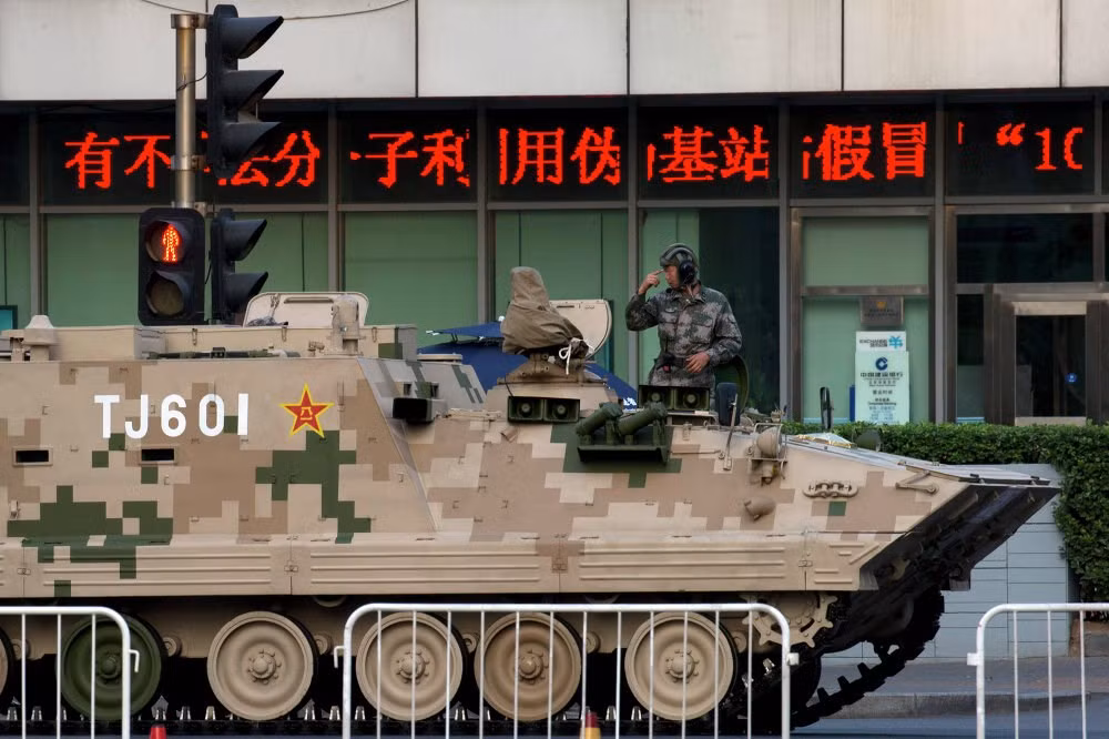 Một người lính của lực lượng xe bọc thép chuẩn bị tham gia buổi diễn tập.