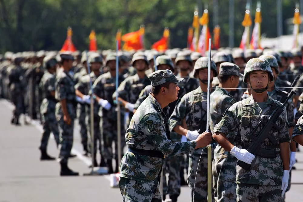 Một người lính căng dây để đội hình thẳng hàng trong buổi diễn tập.