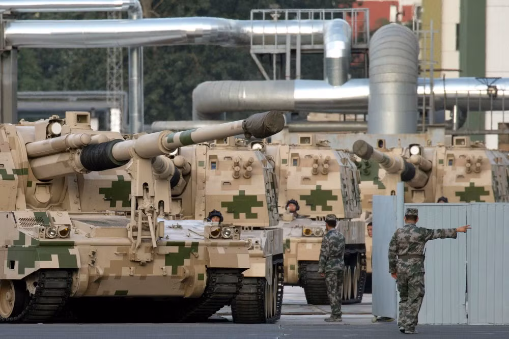 Pháo tự hành Trung Quốc trước buổi tập diễu hành.