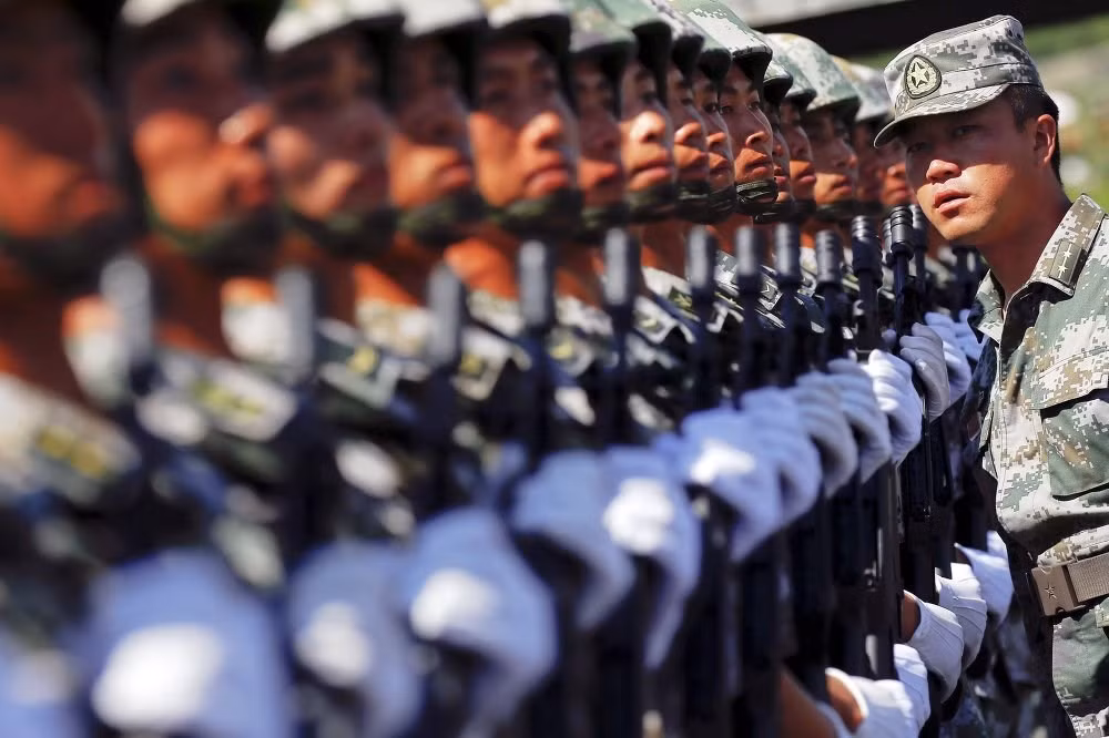 Một sỹ quan đang hướng dẫn những người lính đứng thẳng hàng.