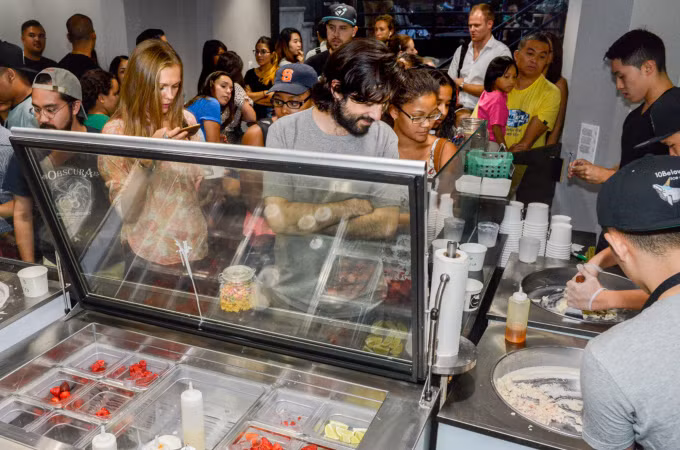 Họ thường xuyên phải xếp hàng và thậm chí phải đợi tới 3 tiếng đồng hồ để thưởng thức ly kem này.