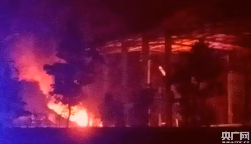 Một lực lượng lớn xe chữa cháy và lính cứu hỏa đã được huy động tới hiện trường vụ cháy nổ ở Sơn Đông.