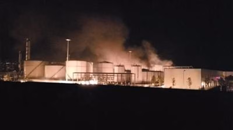 Do nhà máy xảy ra vụ cháy nổ đang sản xuất nhiều loại hóa chất, trong đó có adiponitrile, một loại chất lỏng không màu, được sử dụng trong quá trình sản xuất nilon.