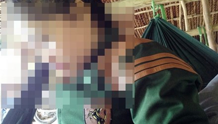 Tiep vien quan ca phe vong cheo keo khach mua dam