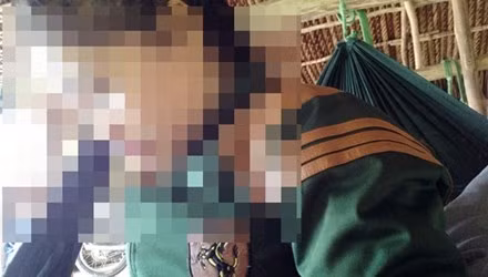 Tiep vien quan ca phe vong cheo keo khach mua dam