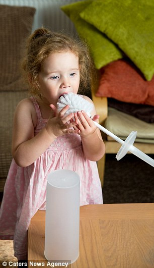 Có lần bố Lily làm vỡ màn hình điện thoại, cô bé đã cố gắng ăn những mẩu kính vỡ đó.