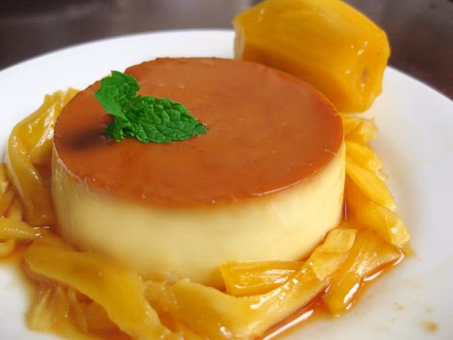 Dạng thất bại thứ hai hay gặp khi làm bánh flan là bánh bị rỗ mặt. Nguyên do là khi hấp bánh, bạn không căn đúng thời gian để thấm nước đọng trên vung.