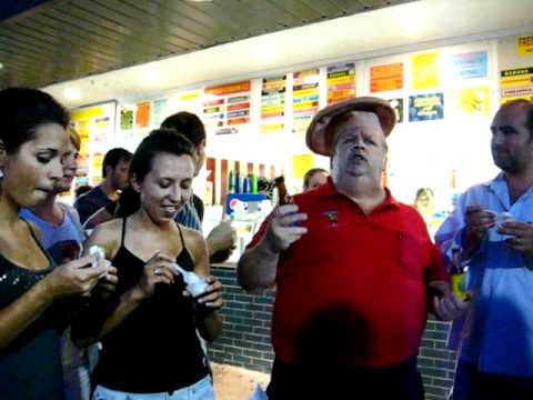 Trong khi đó, nhiều người bị ho liên tục sau 10 phút hay chảy nước mắt ngay sau miếng kem đầu tiên.