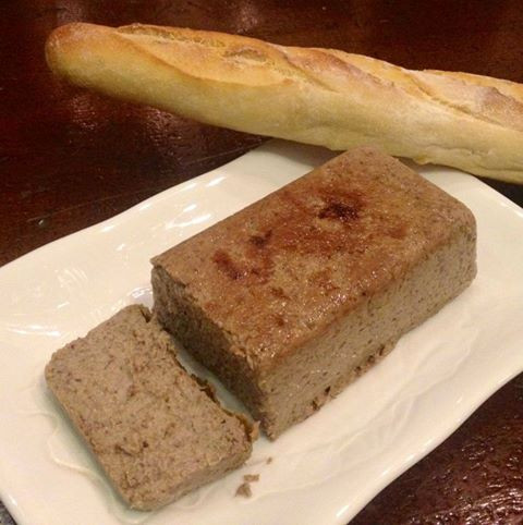 Theo như nhiều mẹ chia sẻ trên diễn đàn, có thể cho diêm sinh vào để tạo màu sắc đẹp mắt cho pate.