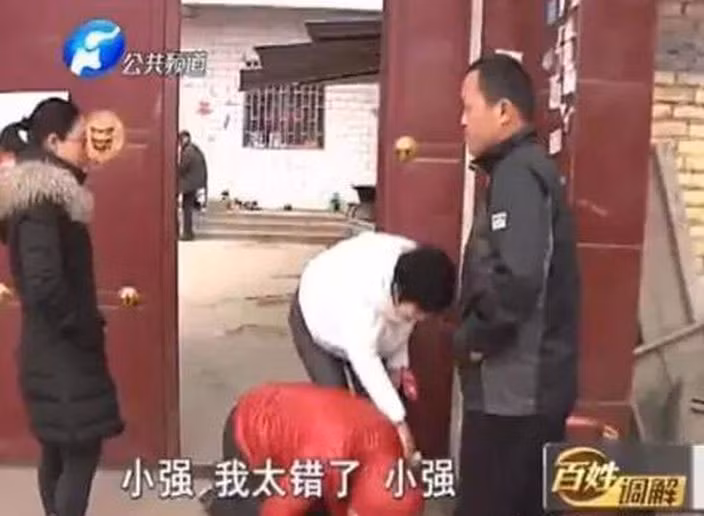 Quy goi xin con dung cuoi vo chi kem me 1 tuoi