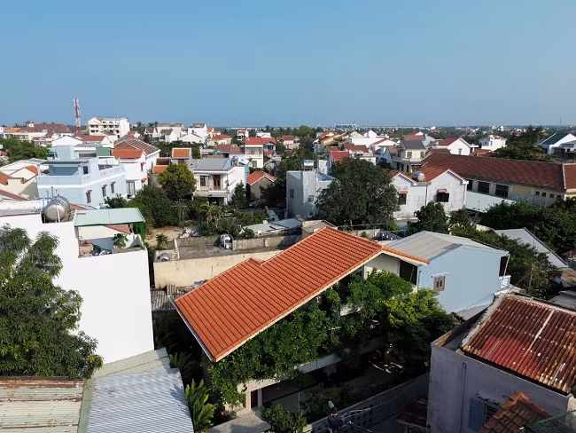 Làng chài có từ lâu đời với những ngôi nhà mái tôn sát nhau và ít cây xanh. Gia chủ đặt đề bài là xây dựng không gian sống thanh bình, yên tĩnh nhưng với ngân sách ít ỏi. Ngôi nhà thiết kế với các phòng chức năng, hài hoà với cảnh quan xung quanh.